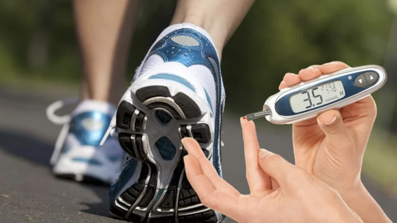 Persona siguiendo una rutina de actividad física diaria